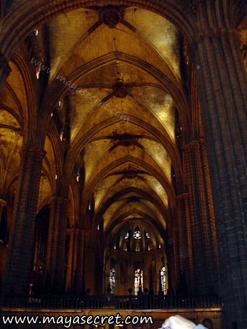 interior barcelona cathedral